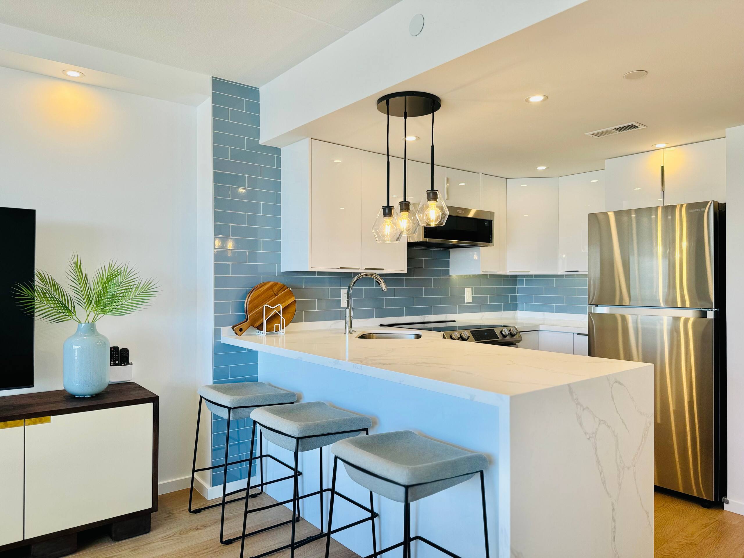 Condo in Honolulu · ★4.97 · 1 bedroom · 2 beds · 1 private bath - Image 28