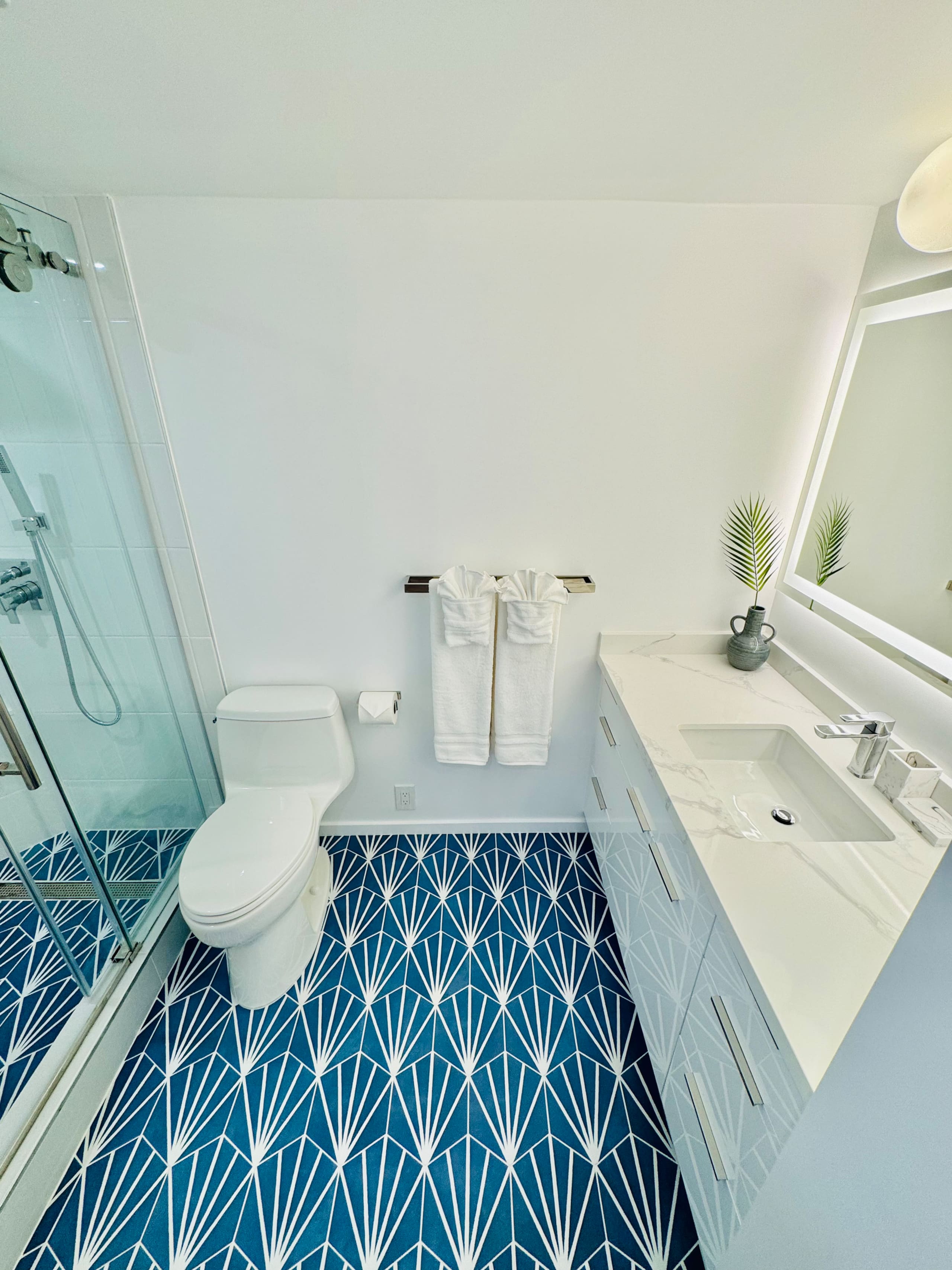 Condo in Honolulu · ★4.97 · 1 bedroom · 2 beds · 1 private bath - Image 21