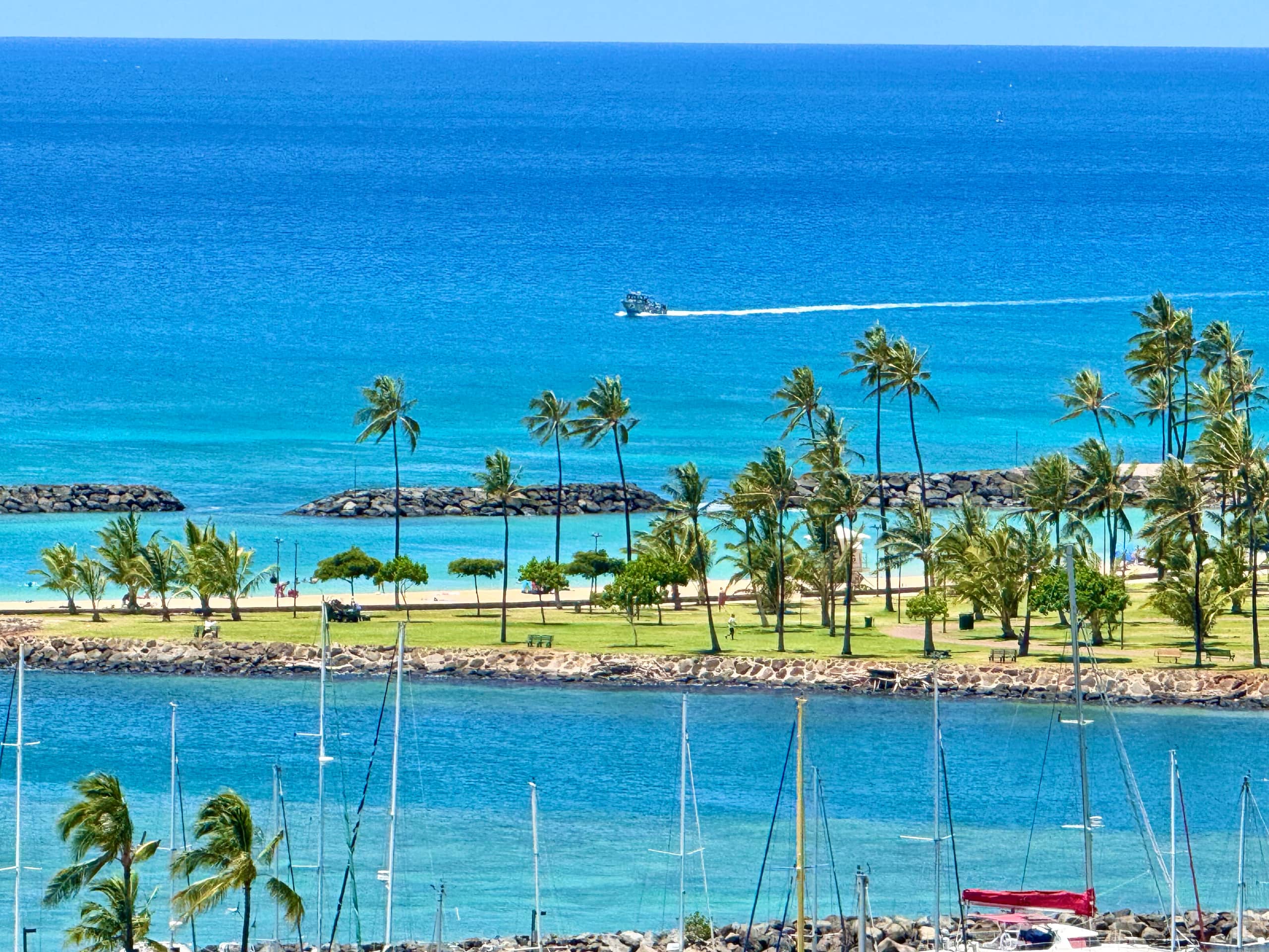 Condo in Honolulu · ★4.97 · 1 bedroom · 2 beds · 1 private bath - Image 8