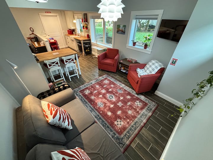 Cozy Garden Apartment 
Near It All! - Henry Vilas Zoo, Madison