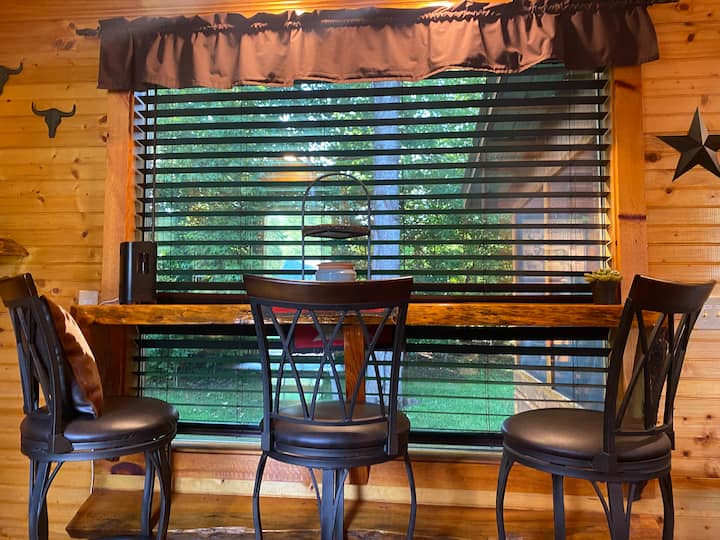 O bar tem vista para o quintal e é um ótimo lugar para jantar, use o bar para um espaço de trabalho.