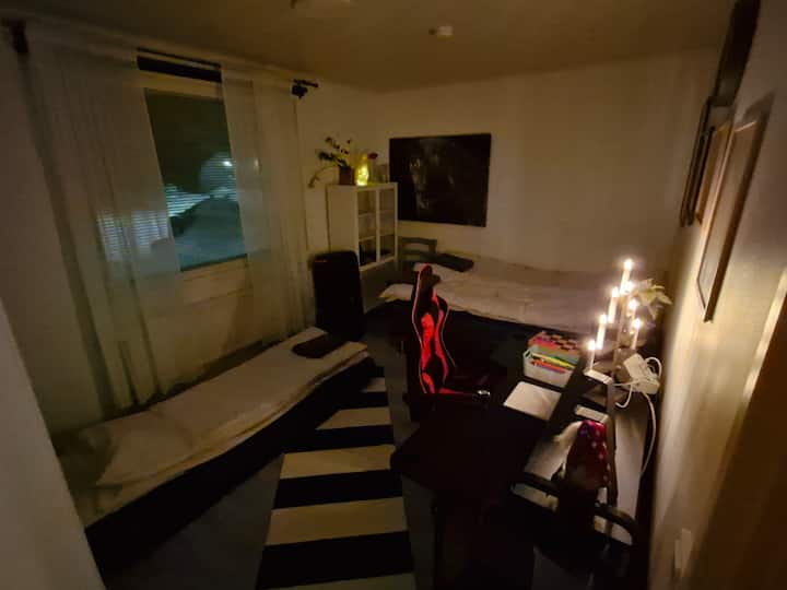 Kitanda cha ubora wa juu cha sentimita 120 kwa ajili ya kulala vizuri usiku. Godoro la ziada la cm 80 lenye springi na lenye starehe linapatikana sakafuni.