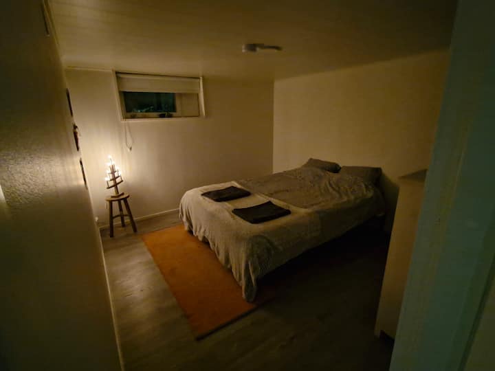 Kitanda chenye godoro lenye fomu ya kumbukumbu cha ukubwa wa malkia.