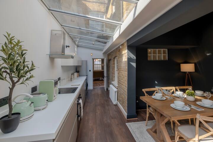 “Classic British Manor” gallery image 4