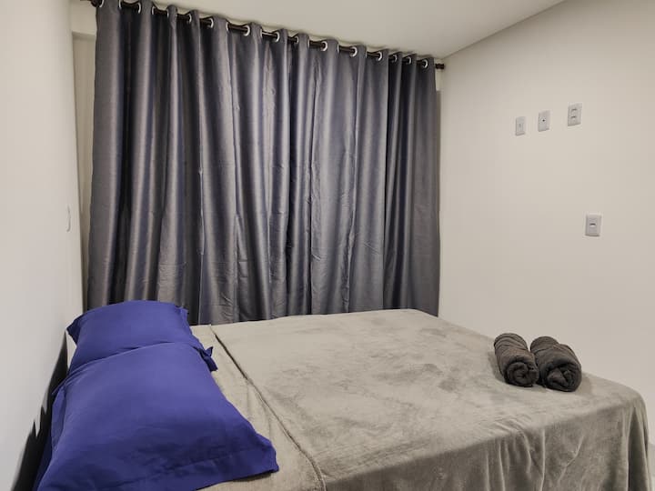 Dans la chambre : lit double et climatisation 