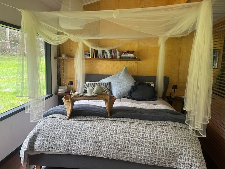 Ak sa rozhodnete otvoriť dvojité dvere v noci, na posteli sú rámy so sieťkou proti komárom.