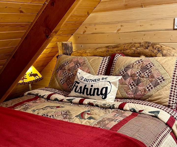 Cama tamaño queen con ropa de cama cómoda y mantas adicionales.
