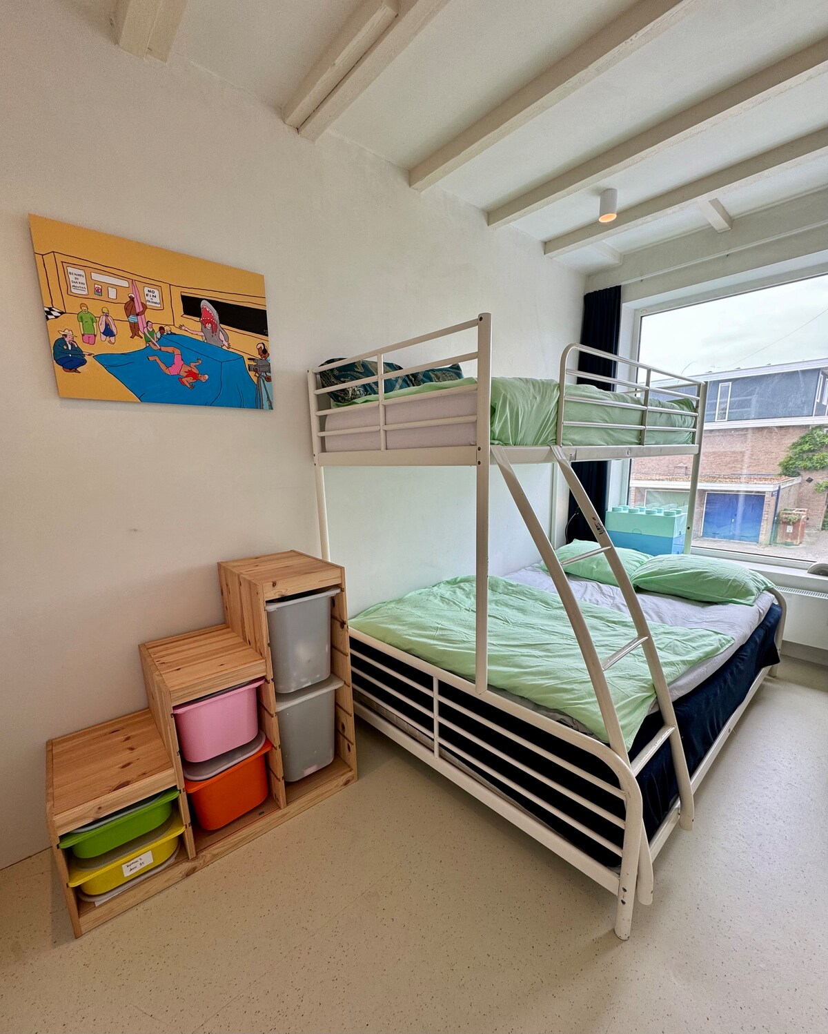 Krevet na kat s krevetom od 1,60 na dnu i krevetom za jednu osobu na vrhu. Dovoljno lego kockica da se dosegne do mjeseca i natrag.