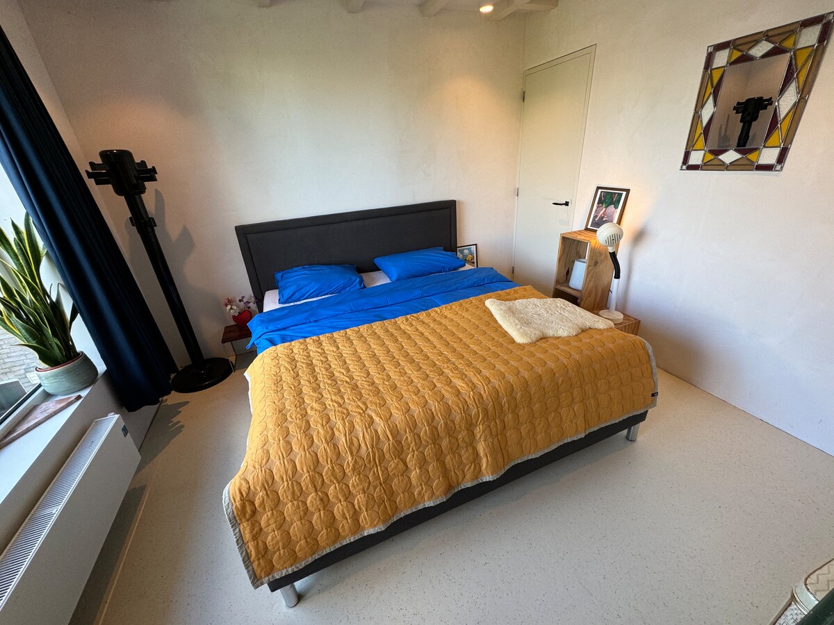 1,80 kreveta. I zeleni ormar za vašu odjeću.