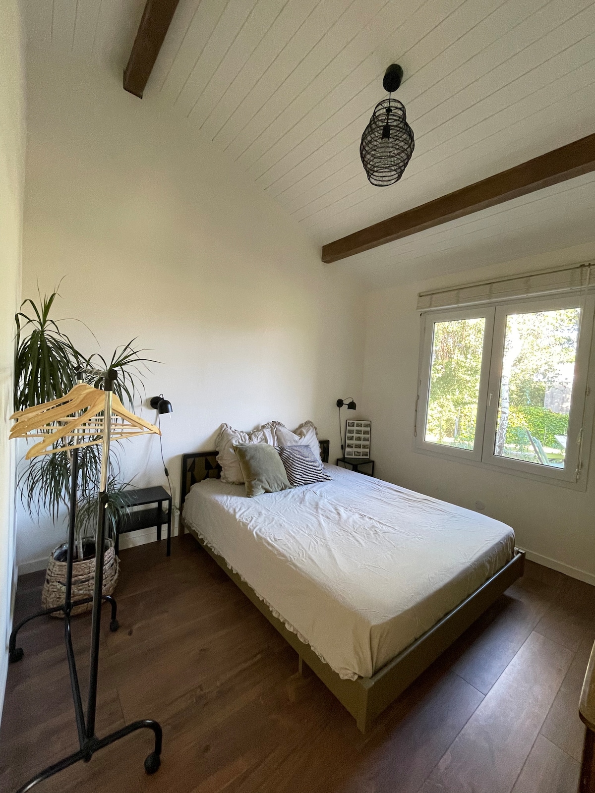 Svetlá izba s výhľadom do záhrady