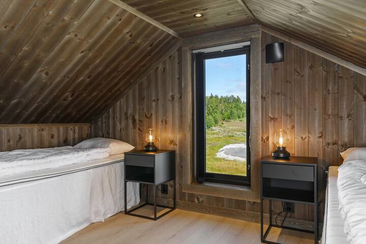 Საძინებელი ლოფტში ერთადგილიანი საწოლებით.