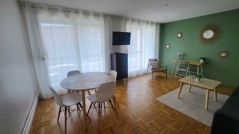 Popular Airbnb listing: Beautiful 3-room apartment, balcony, metro A, timber frame + garage in Villeurbanne