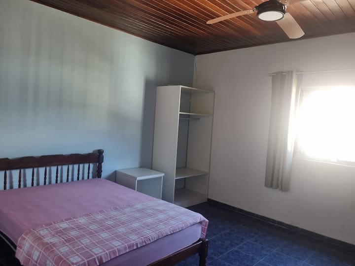 një krevat dopio dhe një krevat marinari dhe ventilator tavani 