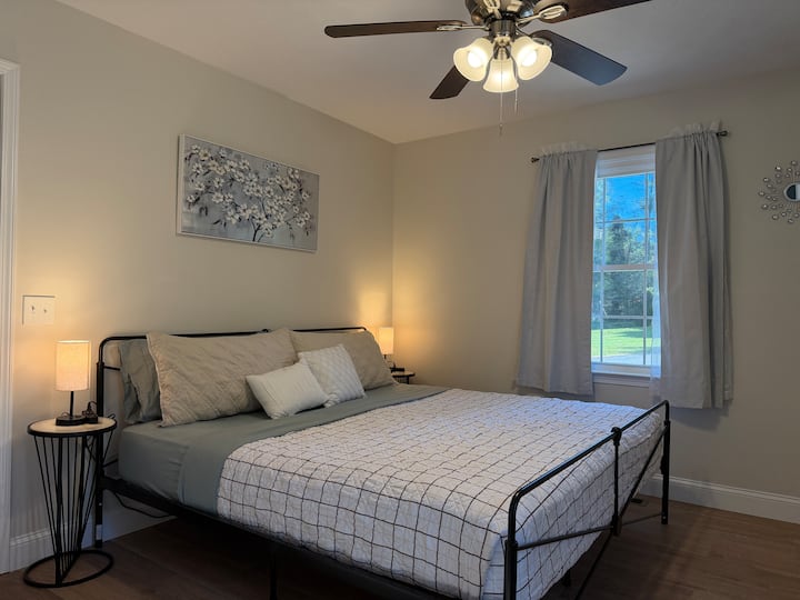 Acogedora suite en el dormitorio principal. Disfrutarás de una cómoda cama tamaño king, un baño privado y un espacioso vestidor para todas tus cosas. Además, tendrás acceso a Hulu, Disney+ y HBO Max, sin anuncios.