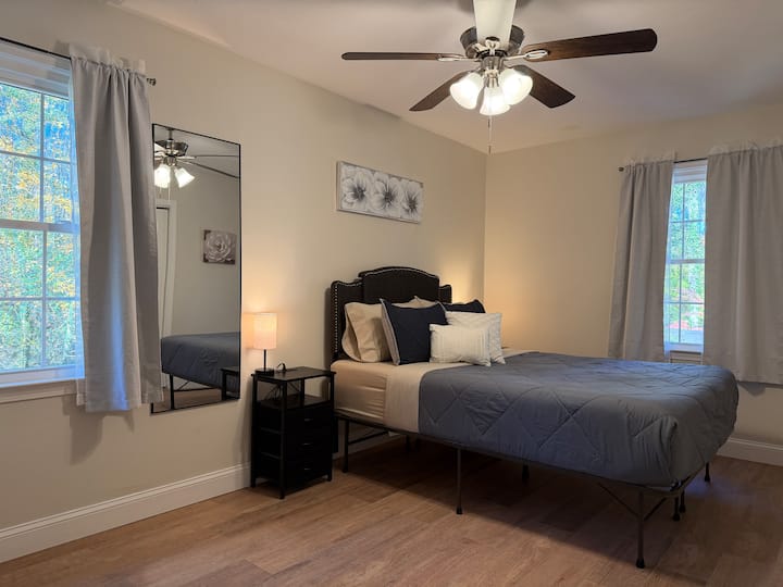 Acogedora cama tamaño queen, completa con un armario espacioso para todas tus cosas.