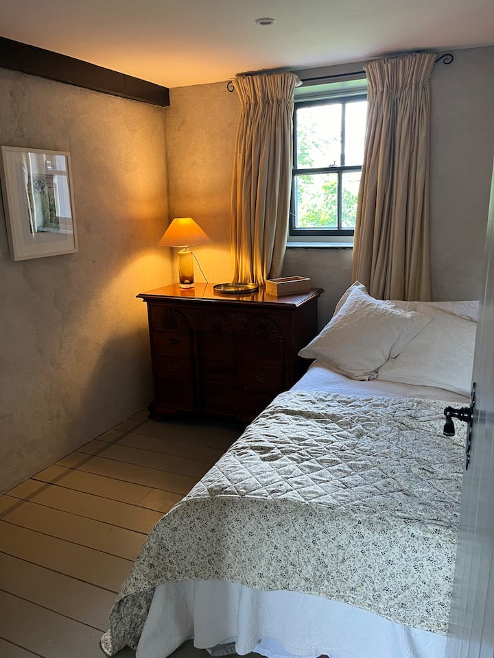 זוהי אחת משתי סוויטות שמציעה חדר נוסף הכולל מיטת יחיד נוחה. היא אידיאלית למשפחות שרוצות את ילדיהן לסגור ולשמור על פרטיות. 