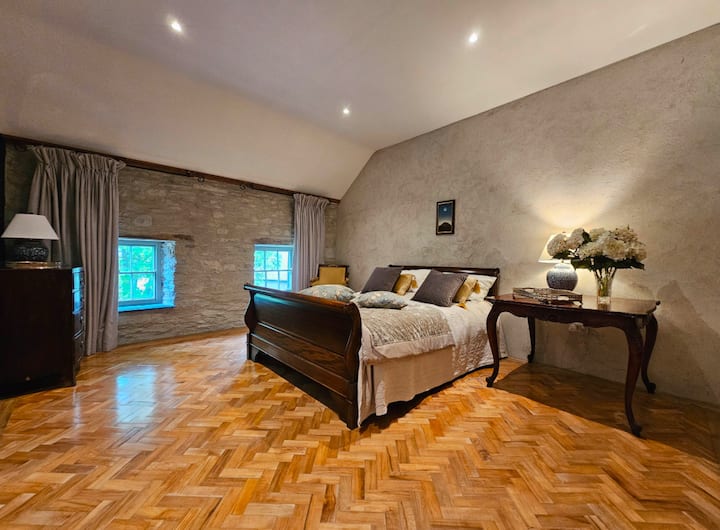 חדר השינה הראשי בפנטהאוז, סוויטת ליידי טיגה, מבטיח מנוחה שלווה. במיטת הורים בגודל קינג סייז יש מזרן קינג סליל, מצעים יוצאי דופן, שמיכות וכריות ושמיכות קושנדייל וולן מיל כדי להבטיח נוחות.