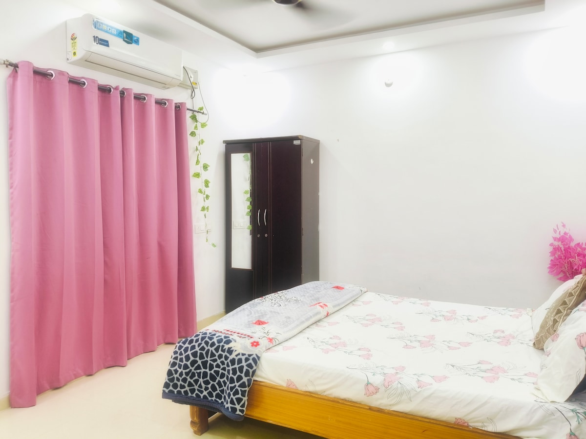 (El armario del dormitorio 2 no es para uso de los huéspedes).
Tiene las cosas de limpieza y todos los servicios del departamento.