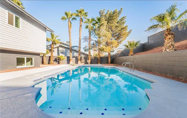 Large, roomy home away from home 16+Guests &Pool gallery image 2