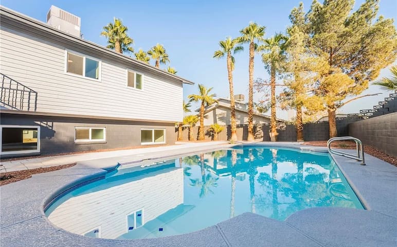 Large, roomy home away from home 16+Guests &Pool