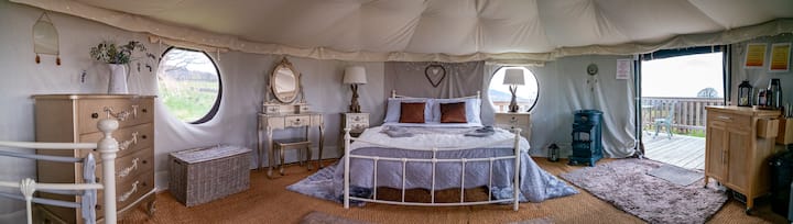 Secluded Hideaway. Helyg Snowdonia Glamping Yurt - Beaumaris