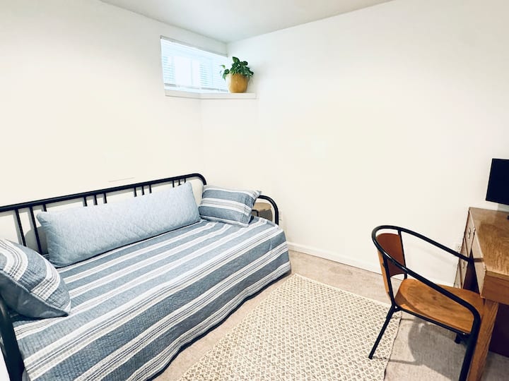 一个开放式书房，包括一张可转换为加大双人床的带轮床。 除非另有要求，否则我们会在您抵达时将其设置为日光浴床。 