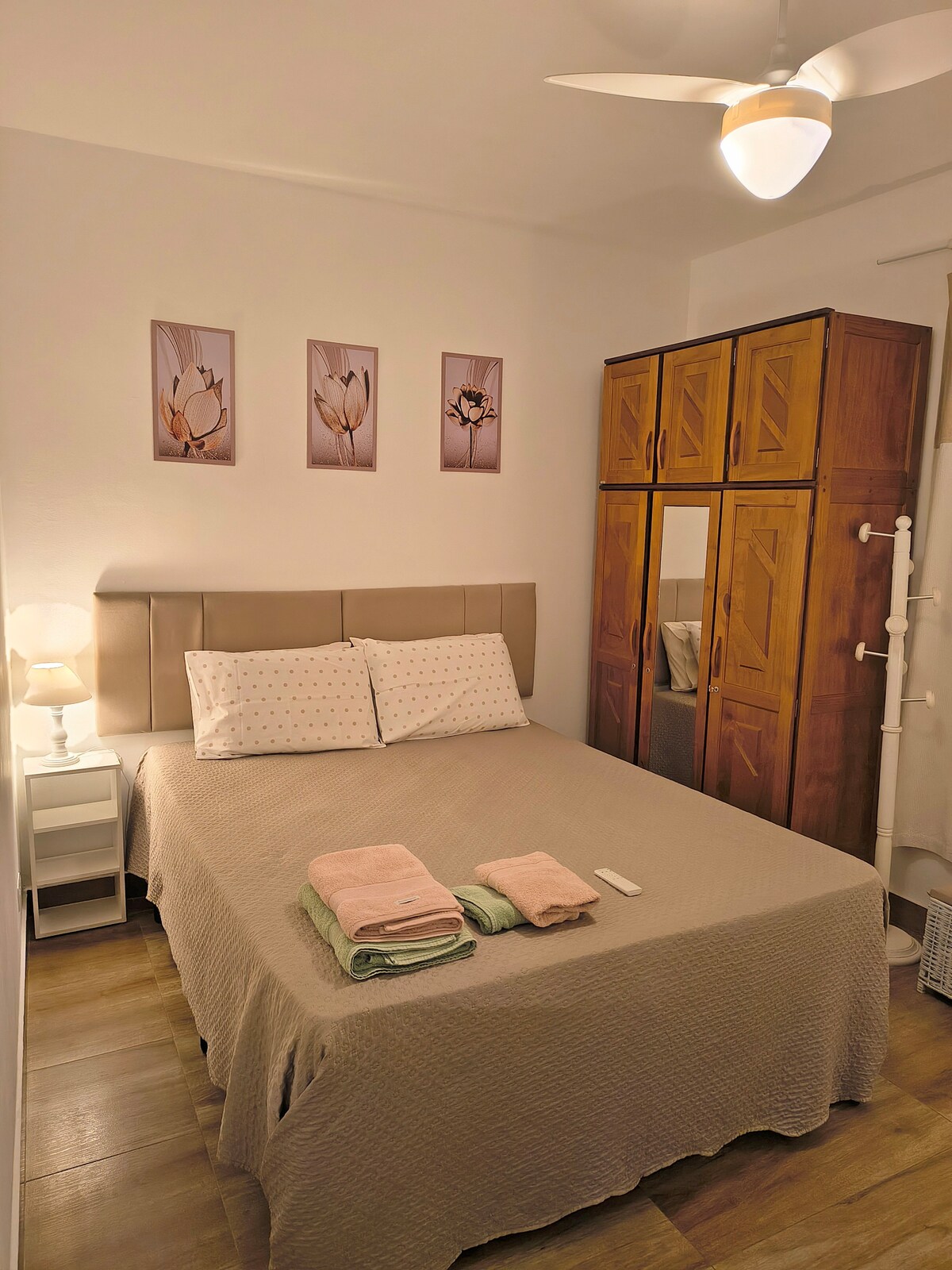 Estilo acogedor, cómodas camas con colchones de muelles ensacados, además de un juego completo de sábanas. Habitación tranquila y espaciosa. 