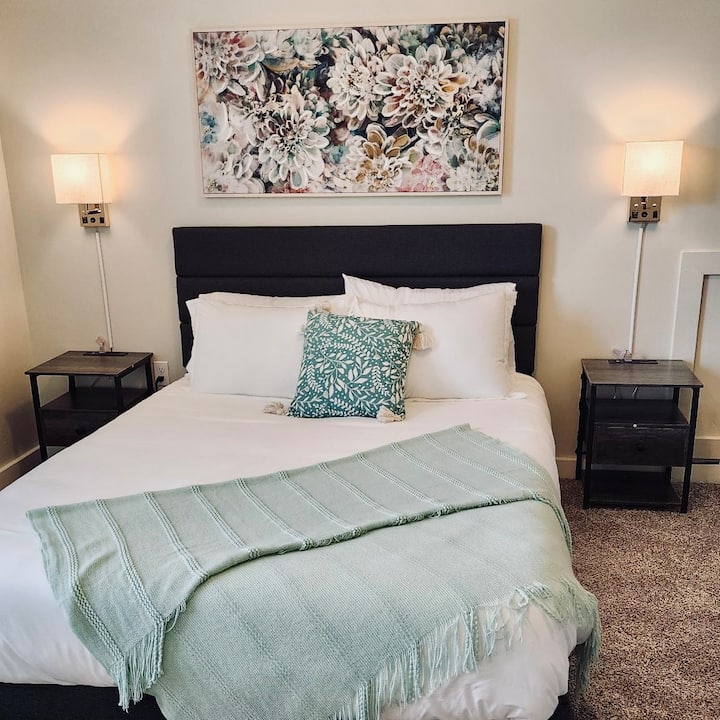 Მშვიდი საძინებელი მყუდრო საწოლით, პიტნის რბილი აქცენტებით, ელეგანტური ყვავილების დეკორითა და თბილი განათებით. Კომფორტისა და სტილის იდეალური ნაზავი მშვიდი ღამეებისთვის. Იდეალურია თქვენი სტუმრობისთვის. Მოდით, დაისვენეთ და  განიტვირთეთ!