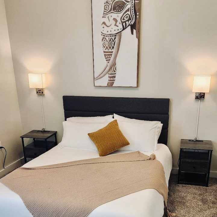 Მყუდრო საძინებელი თანამედროვე შტრიხებით, რბილი ნეიტრალური თეთრეულითა და გარემოთი კედელზე მიმაგრებული განათებით. Სპილოების უნიკალური ხელოვნება ხასიათს ანიჭებს, ხოლო ორადგილიანი ტუმბოები და რბილი ხალიჩა სრულდება დასვენებულ სივრცეს.