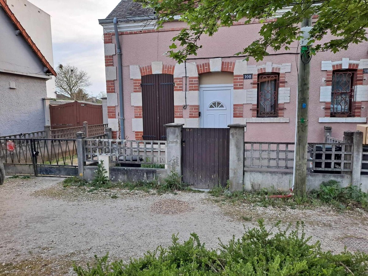 Popular Airbnb listing: house near highway exit in Vierzon