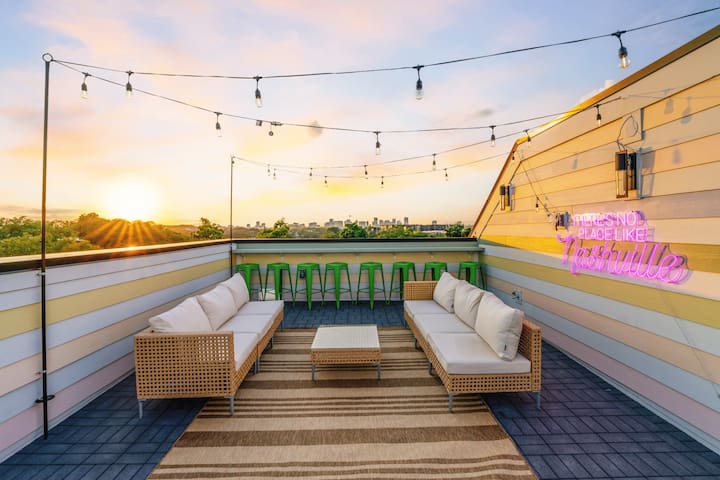 The Rainbow Suite w/12 BEDs | 9 Mins to Broadway!