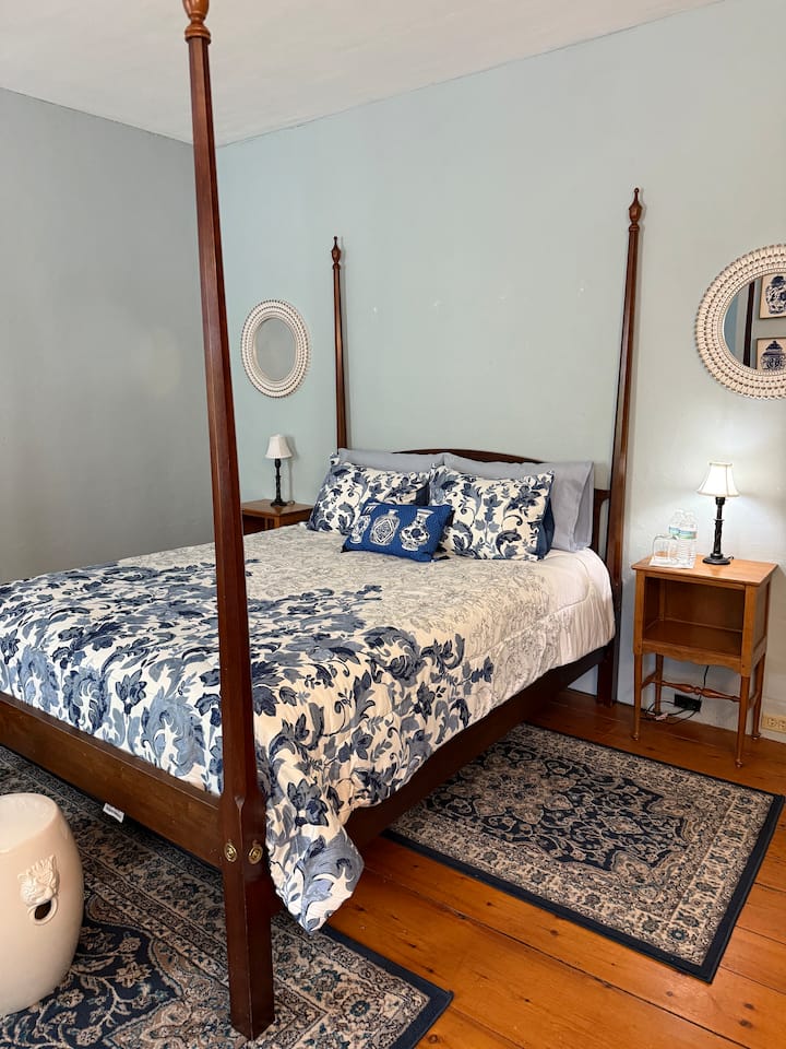 Cama estilo Queen Anne con nuevo conjunto de colchón de felpa Serta Elizabethtown Euro