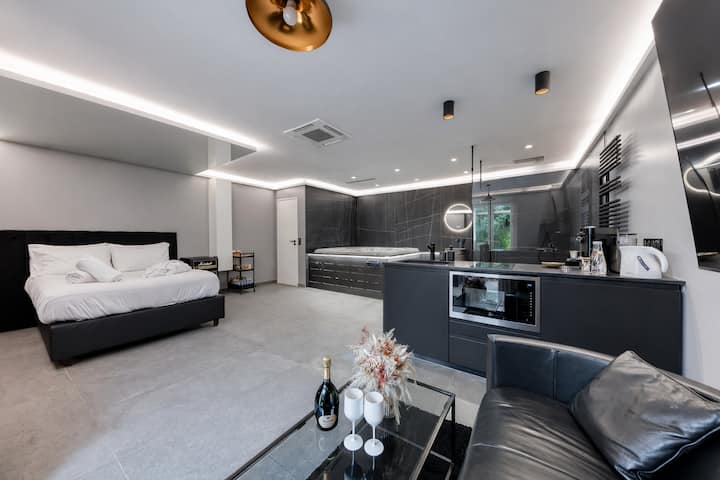 Black Suite - Jacuzzi, Terrasse, Disneyland - Crécy-la-Chapelle