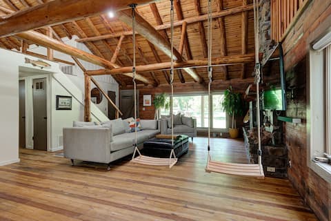 Secluded Cabin, private fishing pond, hot tub