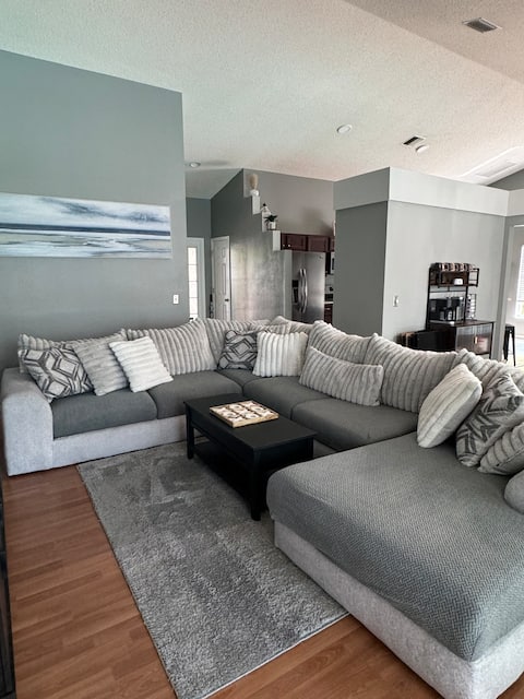 Successful Airbnb property: Tropical Oasis W/ pool & hot tub in Brandon