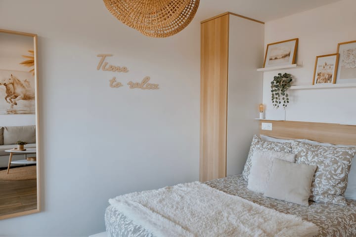 La chambre a été pensée pour offrir un vrai moment de détente : linge doux, coussins moelleux et literie haut de gamme créent une atmosphère reposante, idéale pour se ressourcer. Un lit bébé peut être ajouté sur demande.