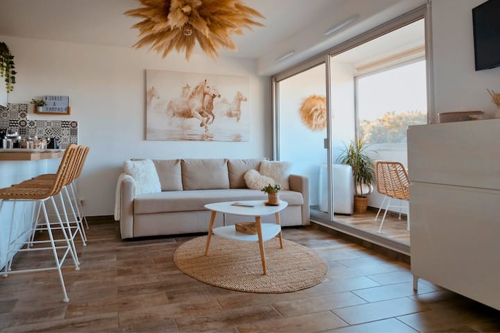 La pièce de vie est baignée  de lumière, ouverte sur l’extérieur. 
L’accès direct à la terrasse patio prolonge l'espace et invite à profiter d’une vue panoramique à 180°.