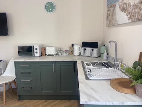 Popular Airbnb listing: Cuddfan - Welsh for Hideaway in Benllech 'B', Llanbedrgoch, Benllech 'A', Brynteg