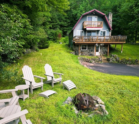 Cozy Cabin w Mountain Views, Fireplace, Hiking!