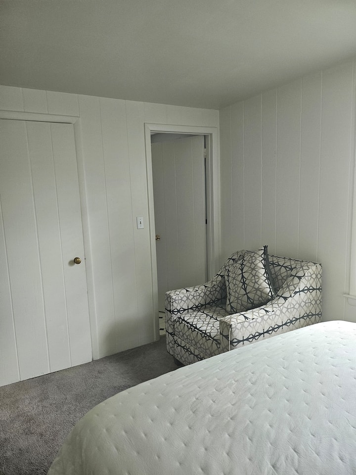 Cozy Bedroom With Bathroom - Fairfield, CT