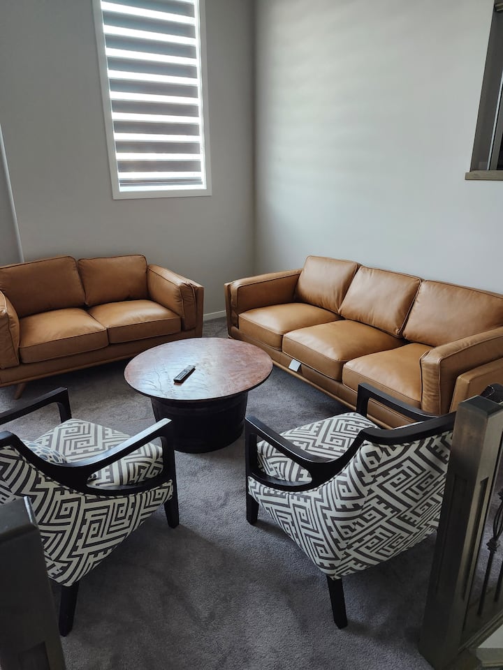 7br New Ac House 10 Mins To Airport - Calgary