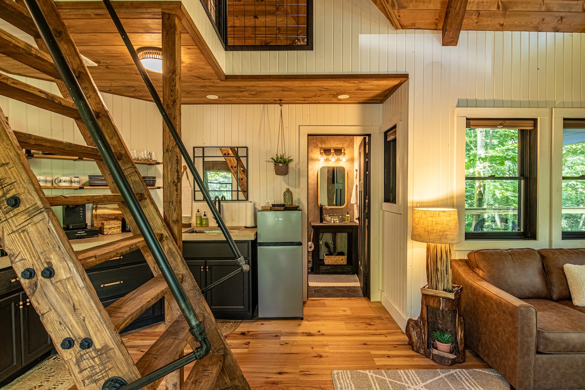 Captain's Canopy — Kitchen and living area.