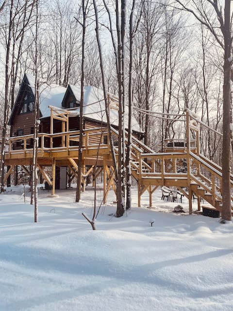 Captain’s Canopy Treehouse: Hot Tub, Fireplace