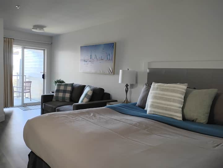 Ocean Breeze Seaside Studio Condo B - Parksville