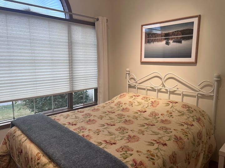 เตียงควีนไซส์ พื้นไม้เนื้อแข็ง