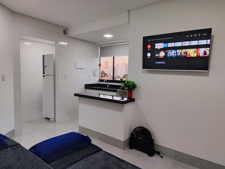 Në dhomën e ndenjjes: bicama e vetme dhe ventilator portativ.