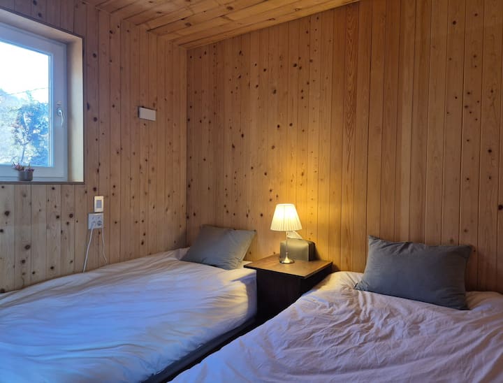 Dormitorio con ciprés
2 alfombrillas súper individuales