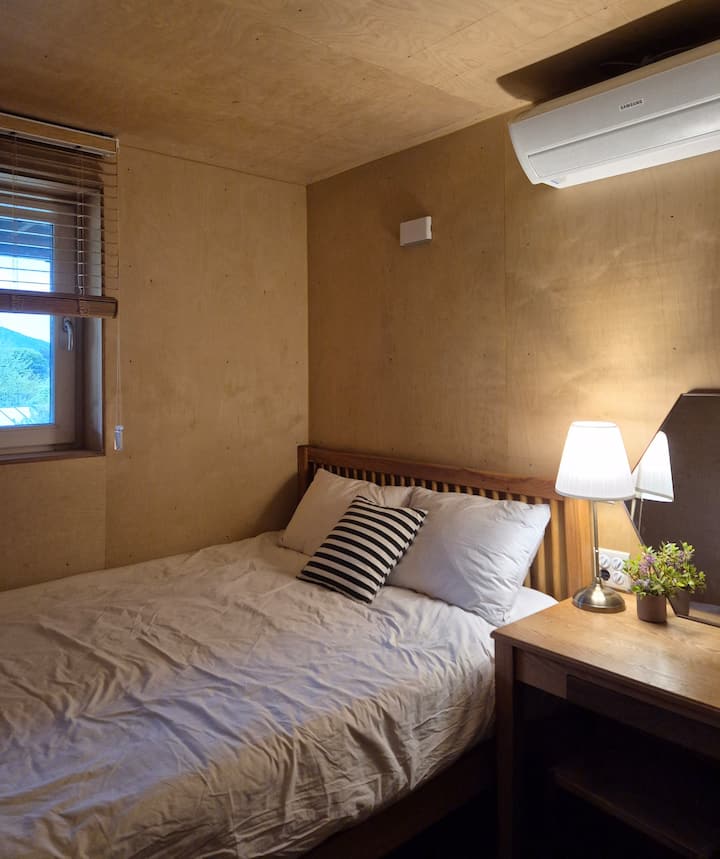 Cama queen y tocador con taller de madera de cola de milano