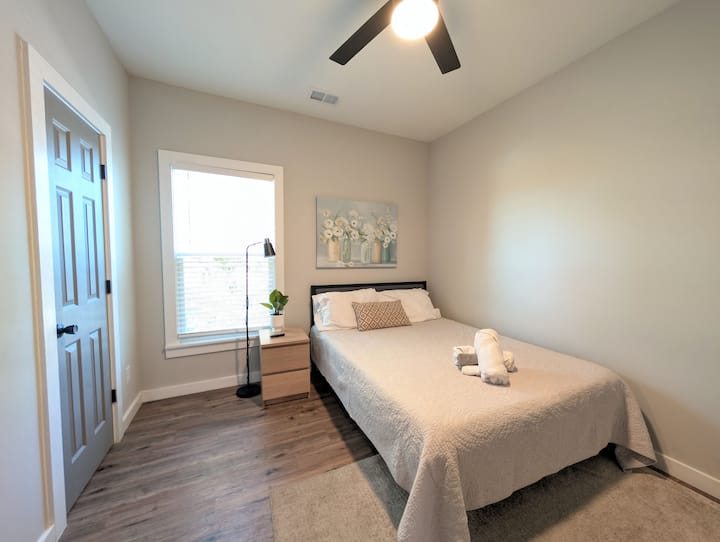 Ამ მყუდრო საძინებელში არის კომფორტული ორადგილიანი საწოლი და საწოლთან მდგარი პატარა მაგიდა, რომელიც იდეალურია მარტო მოგზაურებისთვის ან მათთვის, ვისაც მინიმალისტური სივრცე სურს.  Დატკბით მშვიდი ძილით ახალი თეთრეულითა და ჭერის ვენტილატორით, რომ გაგრილდეთ.