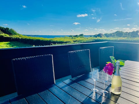 Cottage with beautiful fjord views, near Gendarmstien.